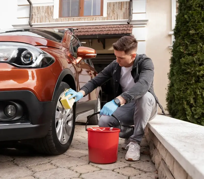 Lavage auto à domicile La Chapelle-en-Serval : professionnel intervenant sur un véhicule